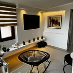 Vaso With Jacuzzi شقة إبانومي
