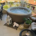 Vaso With Jacuzzi شقة إبانومي